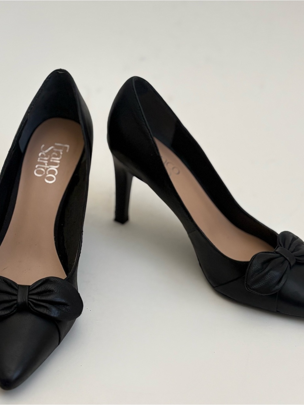 Franco Sarto Black Leather Pointed-Toe Pumps with Knot Accent Size: 8